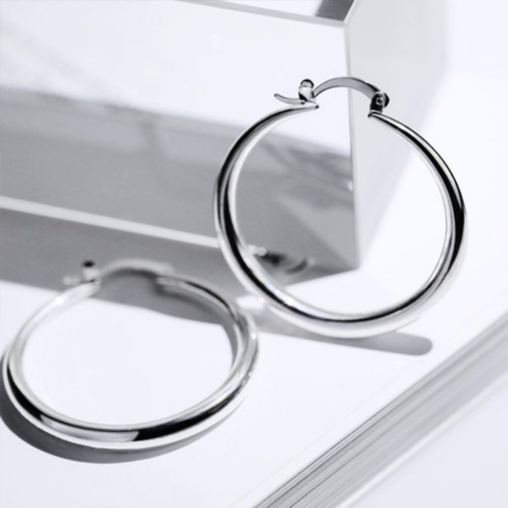 *NEW 18K White Gold 1.5'' Round Hoop Earrings
